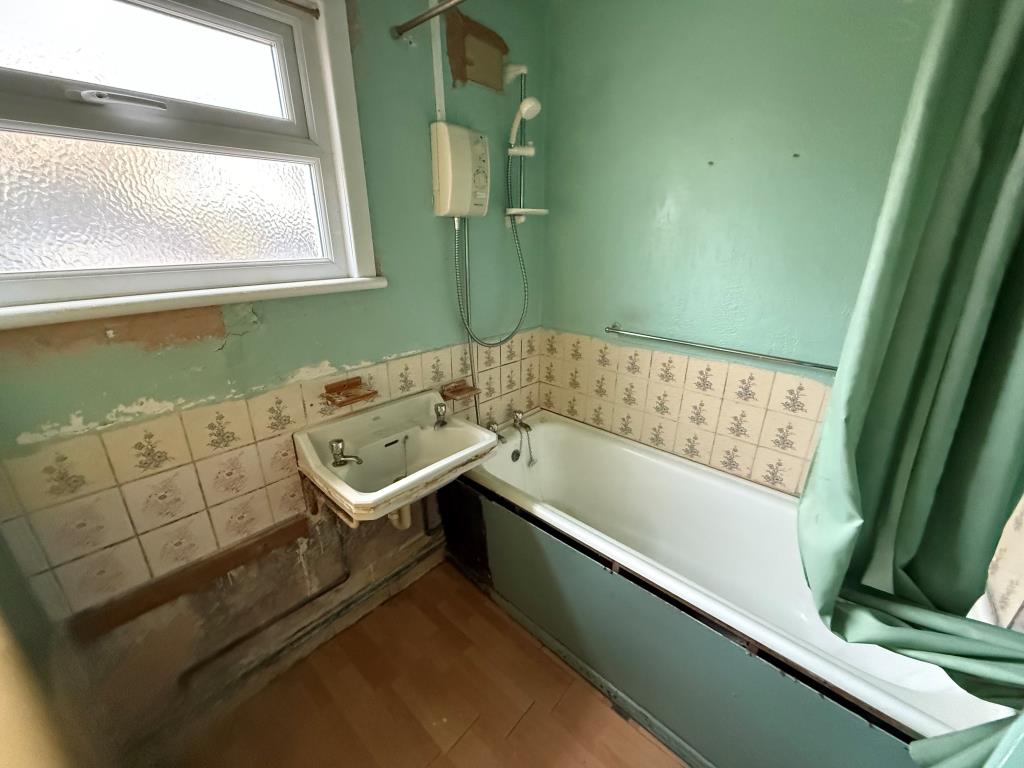 Lot: 125 - MID-TERRACE HOUSE FOR IMPROVEMENT - Bathroom with bath sink and separate toilet